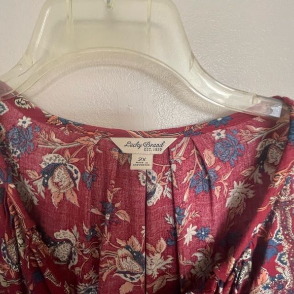 Lucky Brand women’s tunic length blouse. Beautiful red print. Size 2x. - Picture 2 of 3